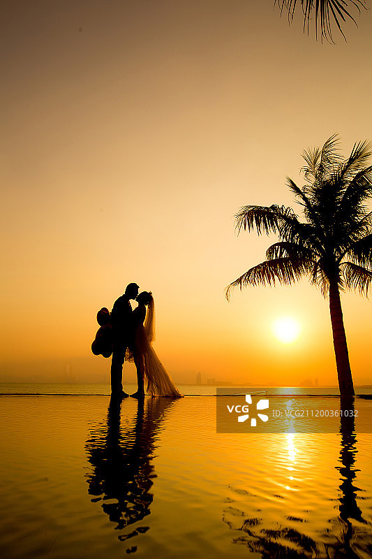 夕阳下的恋人图片素材