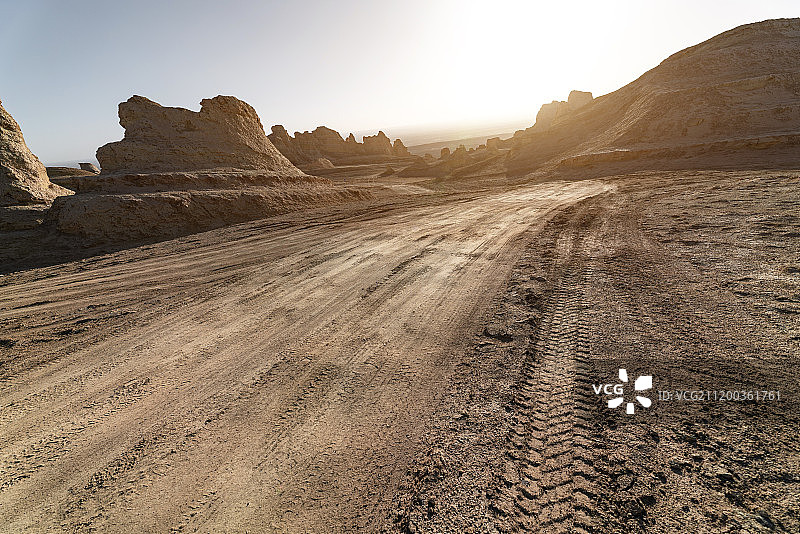 雅丹地貌轮胎印汽车广告背景图图片素材