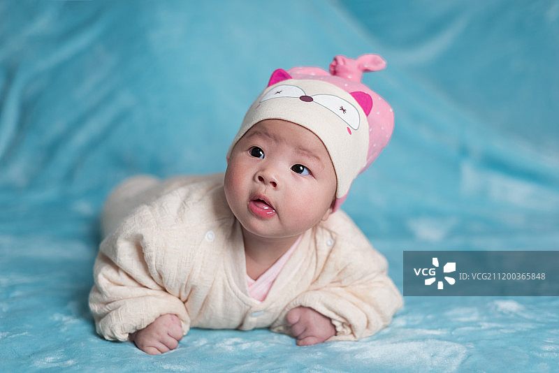 3个月仰头的女婴儿图片素材