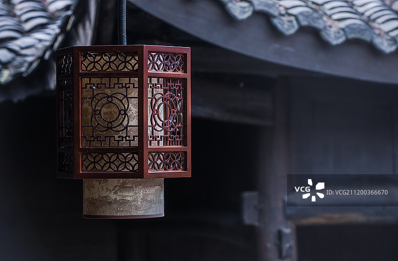 中国传统风格的灯和灰瓦房图片素材