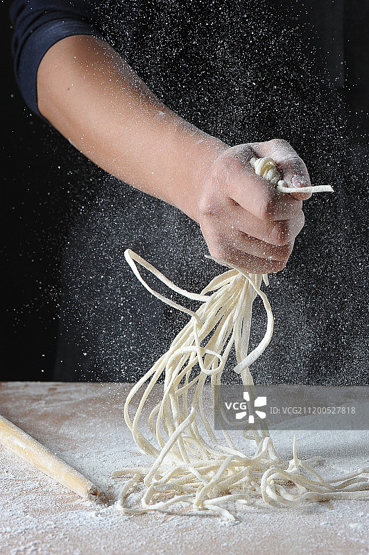 手握面条图片素材