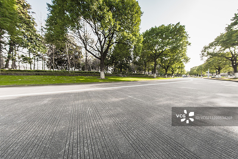 绿化带的道路图片素材