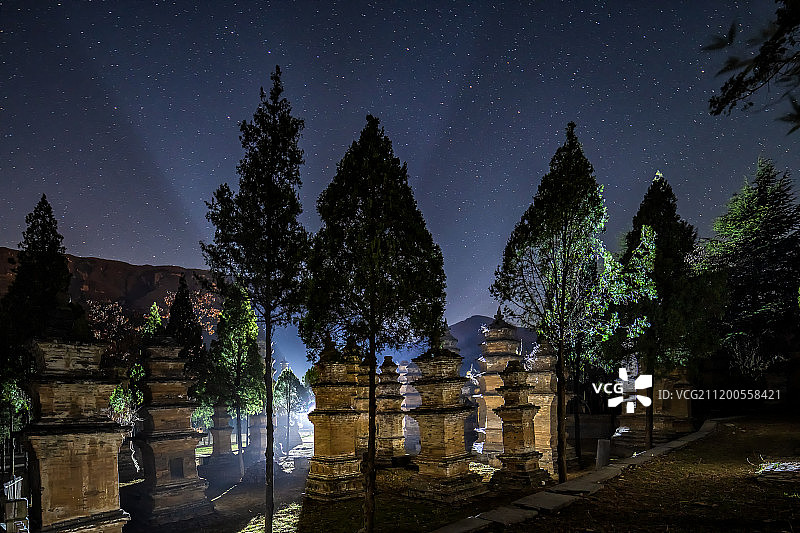 星空下的河南登封嵩山少林寺塔林夜景图片素材
