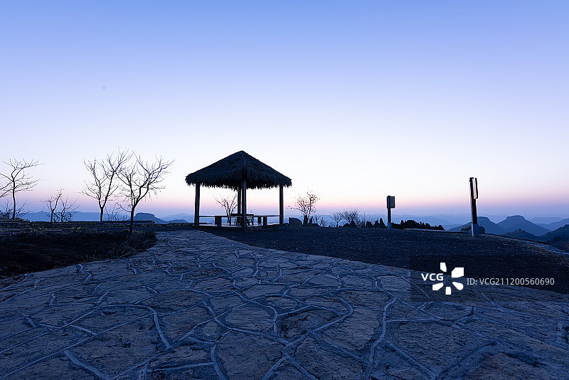黎明时分山顶的茅草亭子图片素材