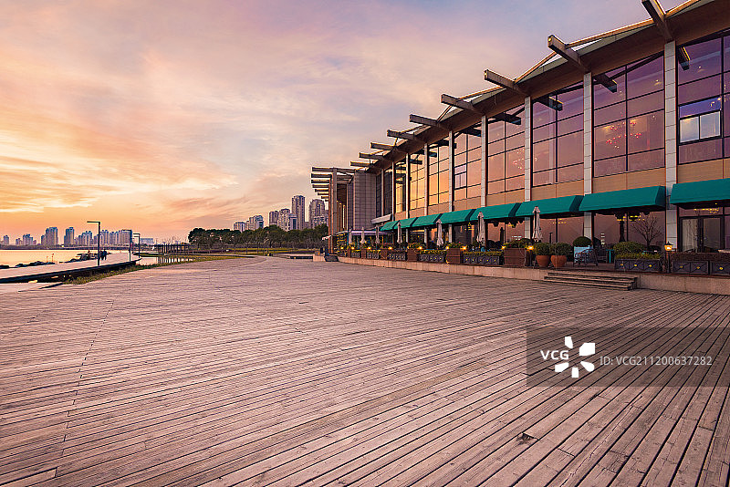 江苏日落时分的现代城市建筑及广场空地背景图图片素材