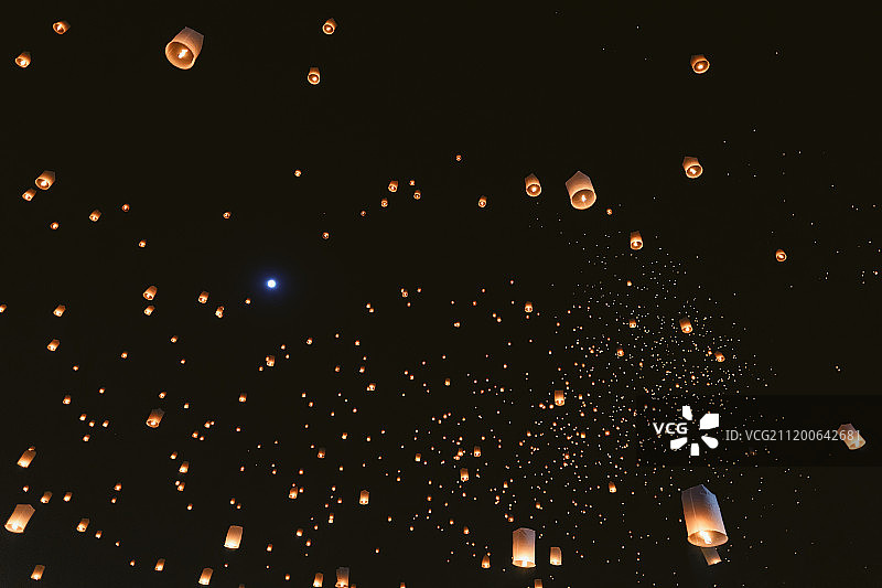 泰国清迈水灯节天灯节的孔明灯图片素材