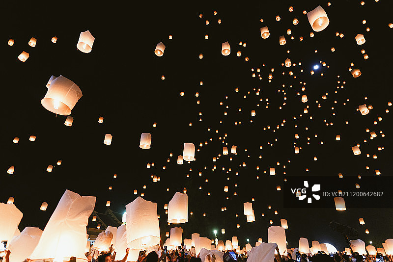 泰国清迈水灯节天灯节的孔明灯图片素材