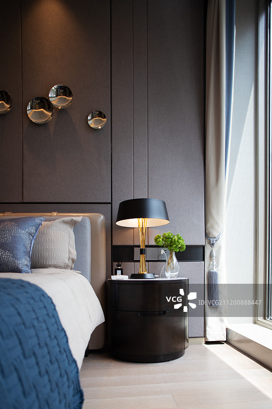 床头柜和台灯图片素材