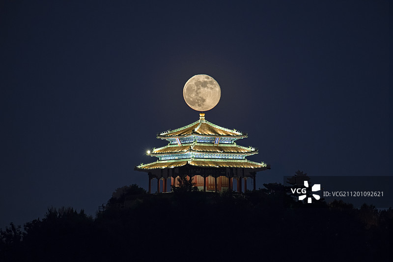 北京景山公园月映万春亭图片素材