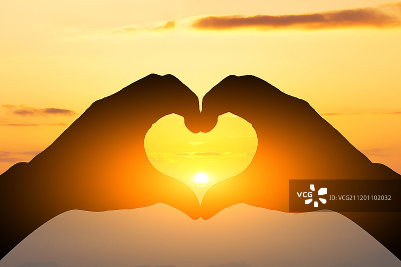日落前情侣比心图片素材