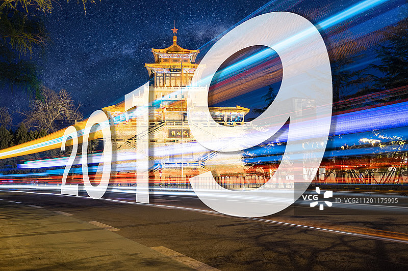 2019济南解放阁夜景与车流光轨图片素材