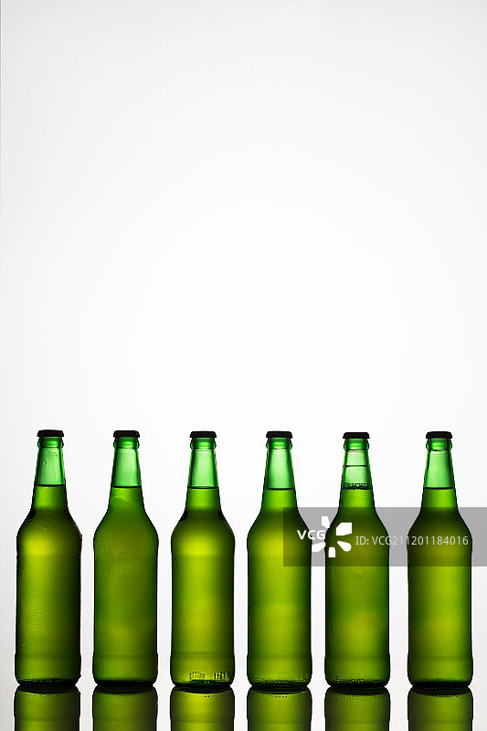 摆放的瓶装啤酒图片素材