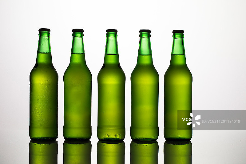 摆放的瓶装啤酒图片素材