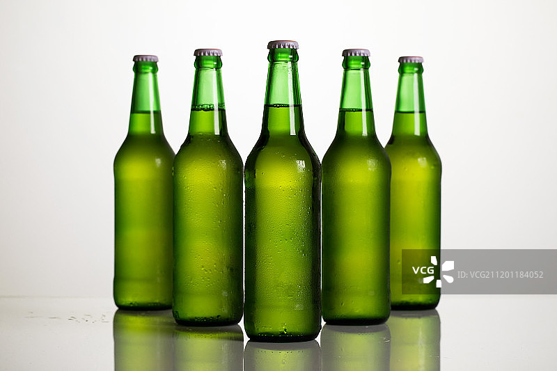 摆放的瓶装啤酒图片素材