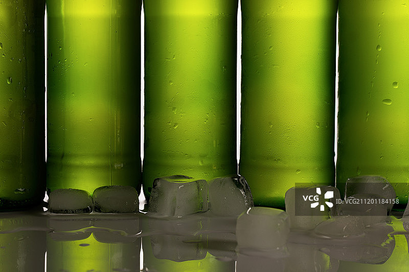 摆放的瓶装啤酒图片素材