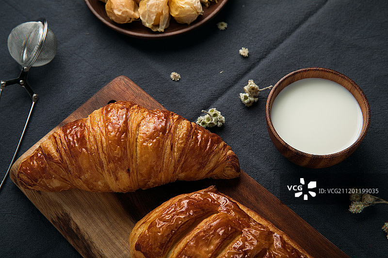 餐桌上的面包图片素材