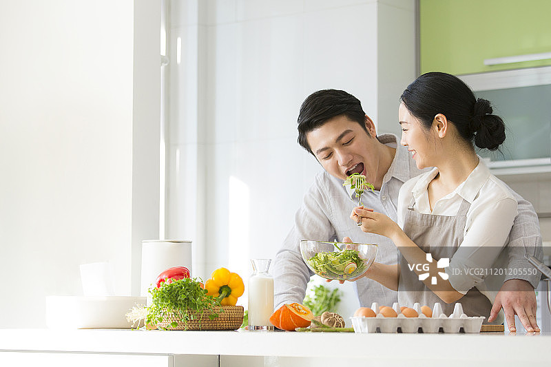 快乐情侣在厨房做饭图片素材