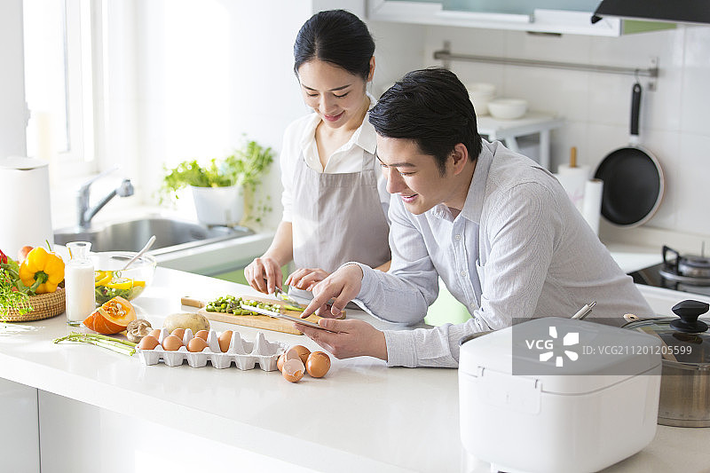 甜蜜情侣在厨房做饭图片素材