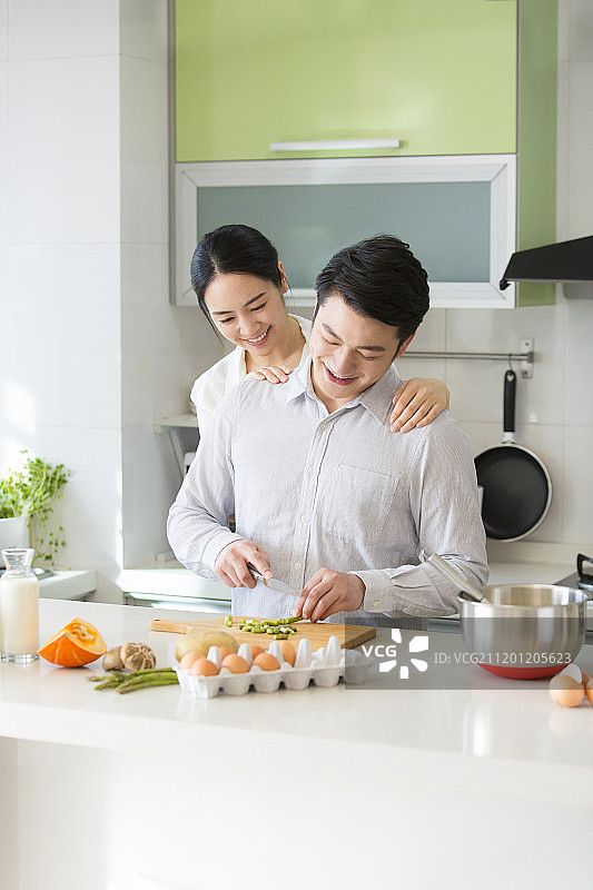 甜蜜情侣在厨房做饭图片素材