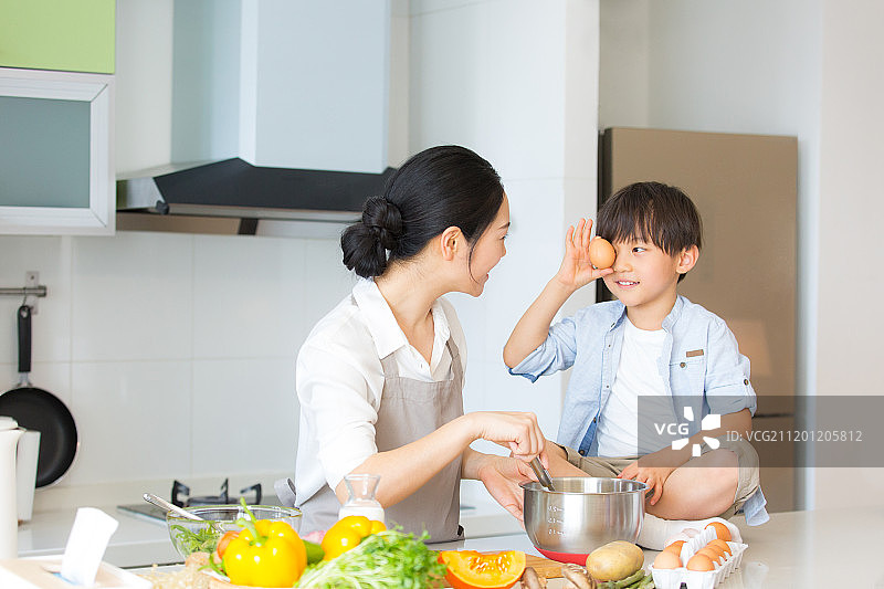 妈妈和儿子在厨房做饭图片素材