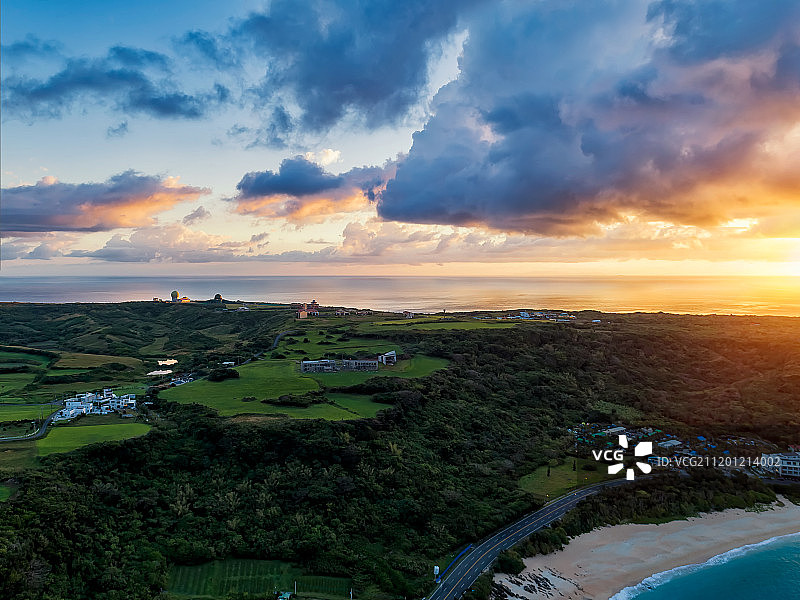 台湾南部恒春镇垦丁鹅銮鼻半岛日出航拍高视角图片素材