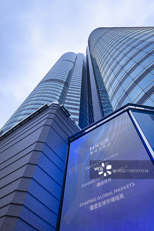 低视角看港交所大楼图片素材