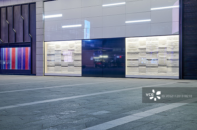 国际品牌旗舰店和门前广场夜景图片素材