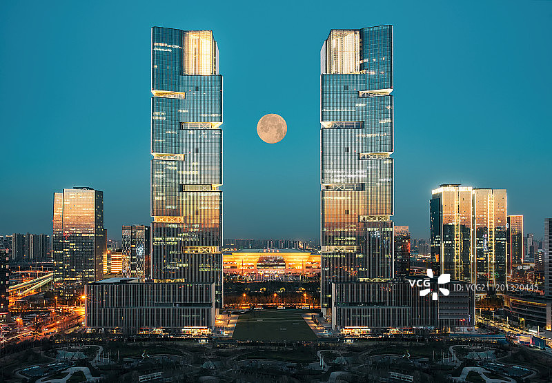 郑州东站超级月亮图片素材