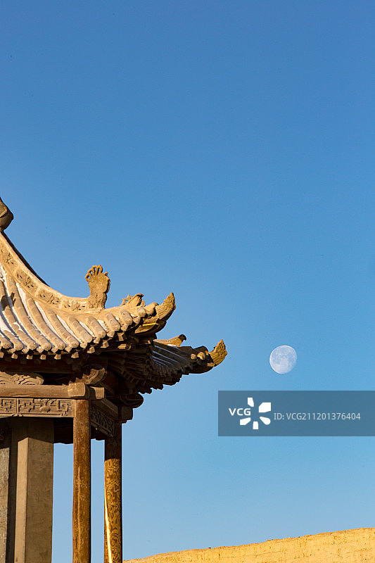 古亭边的月亮图片素材