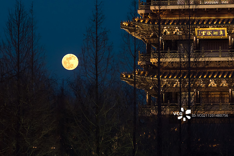 山东济南大明湖红月亮图片素材