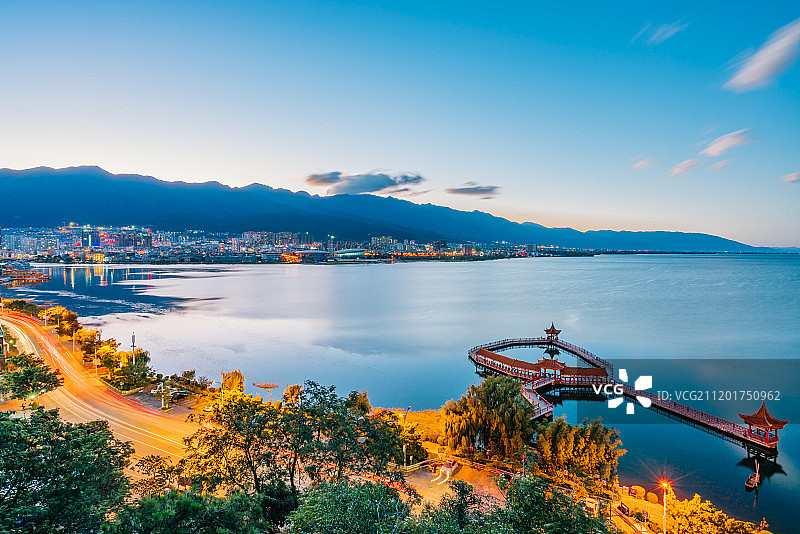 中国云南省大理市洱海海心亭夜景图片素材