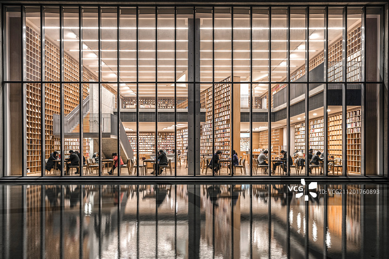 浙江杭州夜晚的书店与水面倒影图片素材