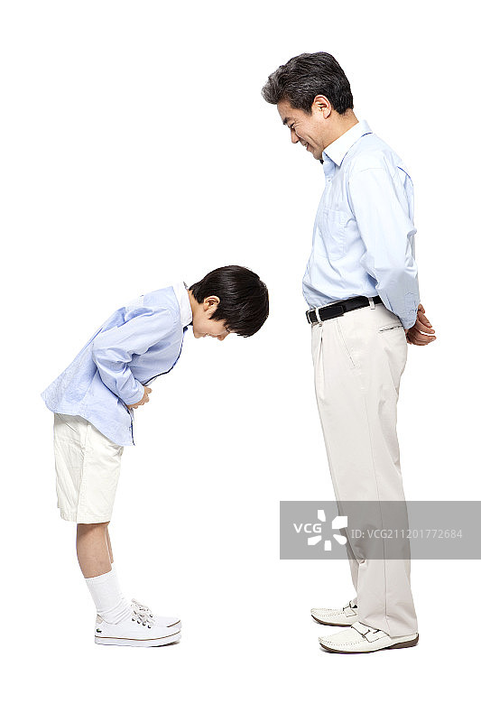 男孩向祖父鞠躬摄影图片素材