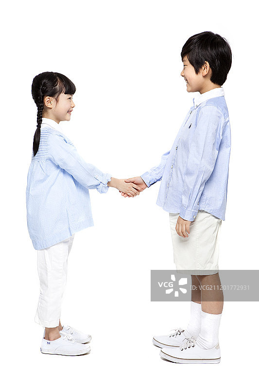 小男孩和小女孩站着握手的照片图片素材