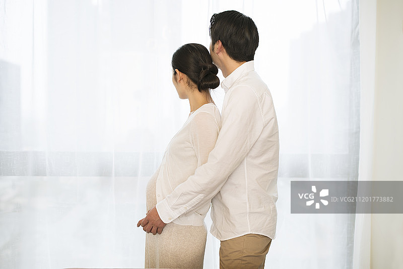 年轻夫妇在客厅图片素材