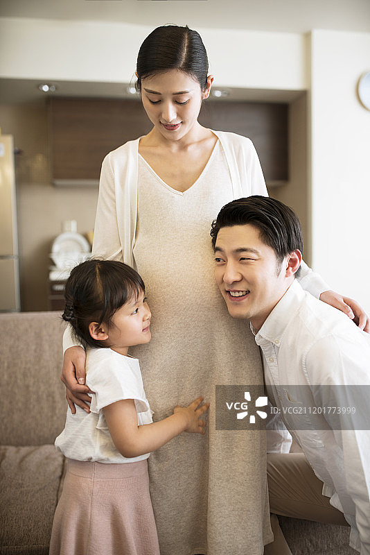 父女倆聆听未出世的孩子图片素材