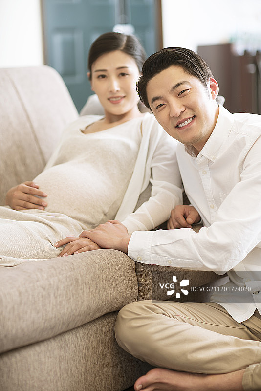 幸福的年轻夫妇图片素材