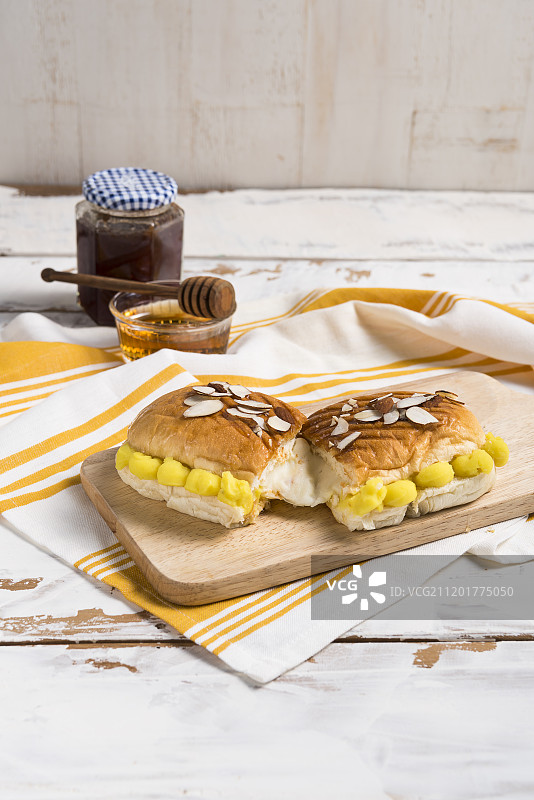 餐盘上的早午餐与蜂蜜摄影图片素材