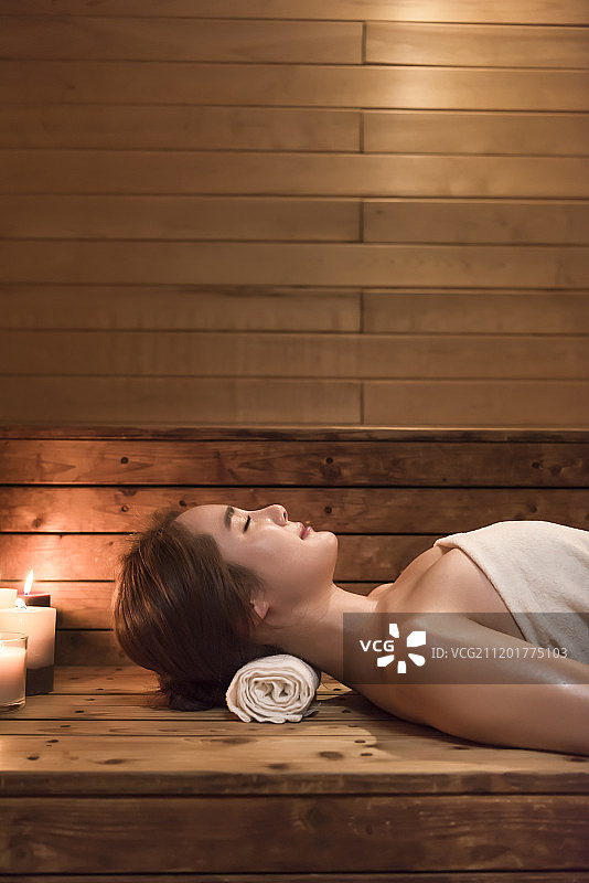 在桑拿房放松的女人照片图片素材