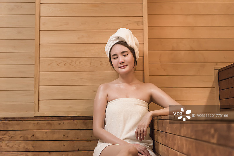 女人在桑拿房放松的摄影图片素材