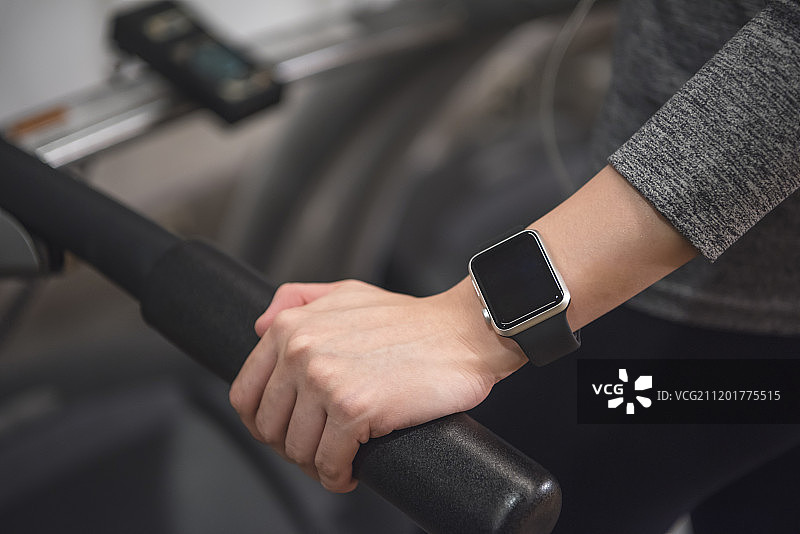 女子在跑步机上锻炼摄影图片素材