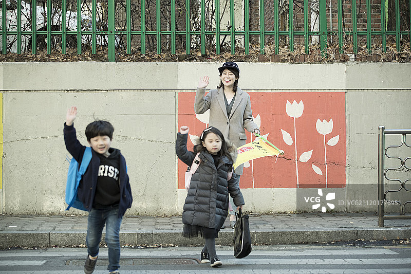 儿童和妇女手持交通安全标志摄影图片素材