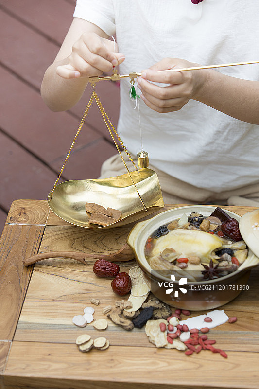 制作药膳食补鸡汤图片素材