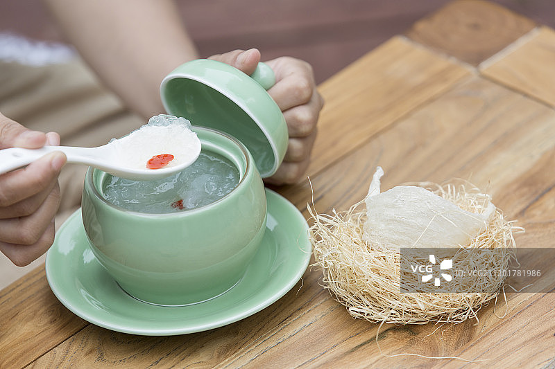 青年女子拿着燕窝图片素材