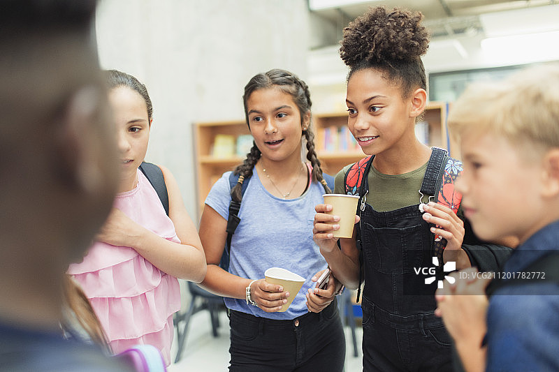 中学生交谈图片素材