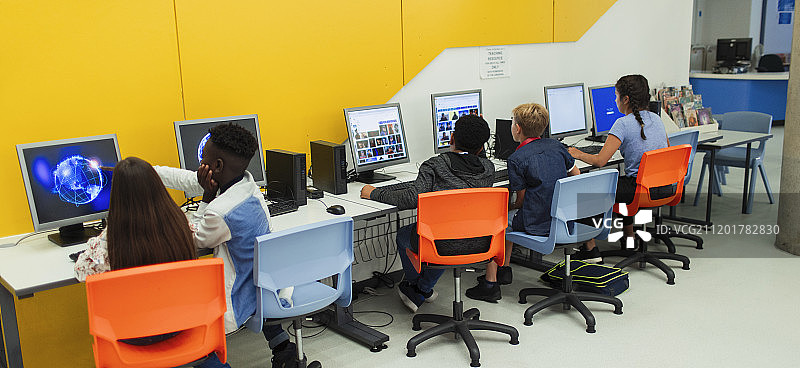 在电脑室使用电脑的中学生图片素材