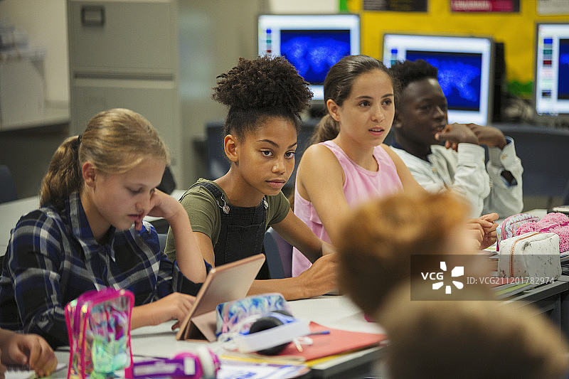 专注的初中女生在教室里听讲图片素材