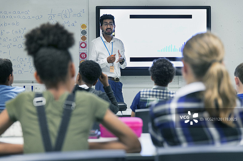 男老师在课堂上授课图片素材