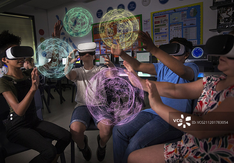 在黑暗教室中使用VR模拟器的初中生图片素材