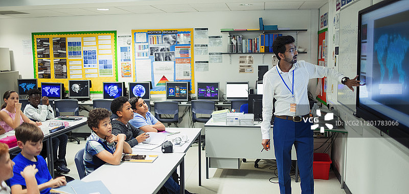 男教师在教室用触摸屏授课图片素材